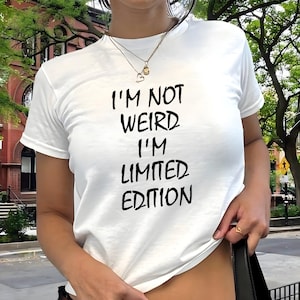 「I'm Not Weird I'm」限定版ベビーTシャツ、Y2KレディースフィットTシャツ、キュートでガーリーな面白いミームTシャツ、トレンドのクロップトップ、彼女へのギフト、Y2Kファッション