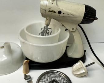 Vintage 1955 Sunbeam Mixmaster Stand Mixer - Model 11 in Working Condi – In  The Vintage Kitchen Shop