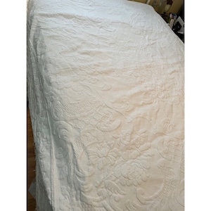 Vintage Heirloom MATELASSE Bedspread White Floral Fringed