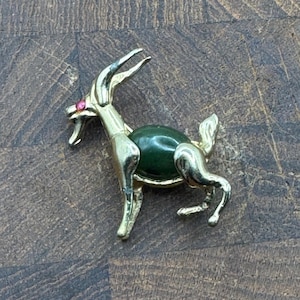 Vintage Gold-Tone Goat Gazelle Ram Jelly Belly Brooch With Green Jade Red Eye Accent