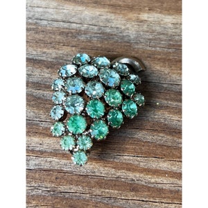 Vintage GREEN  RHINESTONE Grape Cluster Brooch Pin Aurora Borealis