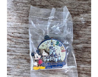 Disney 2001 Walt Disney World Cast Member Mickey Castle Pin Sealed