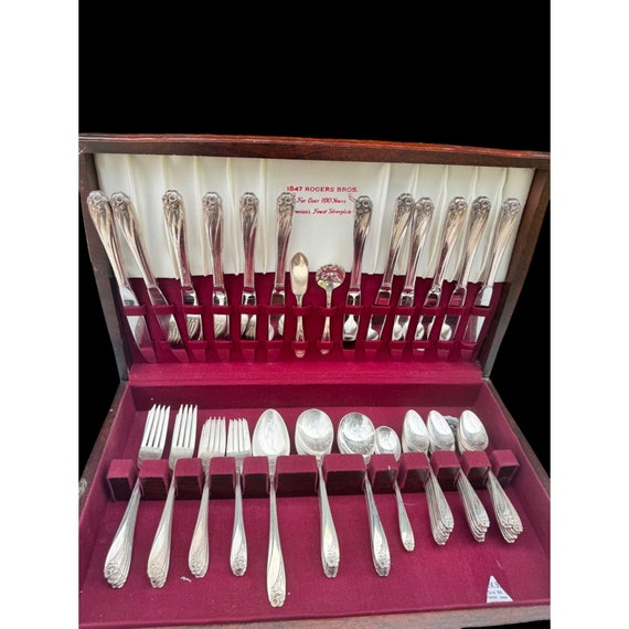Vintage 1847 Rogers Bros Daffodil Silverware Flatware 72