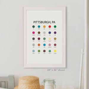 以下が含まれることがあります： 「PITTSBURGH, PA」の文字と、地元のランドマークや特徴がラベル付けされたカラフルな点のグリッドが特徴の額装プリント。 プリントのサイズは61 x 91 cmで、白いフレームに表示されています。