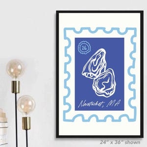 Puede incluir: Impresión artística enmarcada con un diseño de sello postal azul, con ilustraciones de ostras blancas. El sello incluye el texto "Nantucket, MA" y el número "26". El marco mide 61 cm x 91 cm.