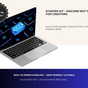 Op de afbeelding: Een zilveren laptop toont een blauw oplichtend pictogram op het scherm, met een toetsenbord. Tekst op het scherm luidt "Geen crashes. Geen verwarring." en "STARTER KIT - DISCORD BOT FOUNDATION FOR CREATORS". Extra tekst promoot het bouwen van bots voor gaming, productiviteit, studie of financi&euml;n.