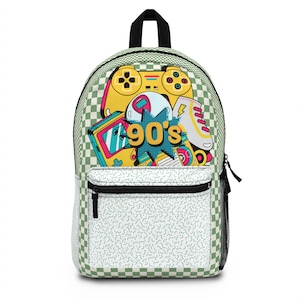 Può includere: Zaino a tema anni '90. Lo zaino presenta un motivo a scacchi verdi e bianchi con una tasca frontale bianca. Il design principale include un controller di gioco giallo, un pattino e il testo "90's".