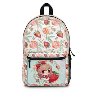 Puede incluir: Una mochila blanca con asa y cremallera negras. La mochila presenta un patrón repetido de fresas y flores. El bolsillo delantero tiene una niña de dibujos animados sosteniendo una fresa. La mochila tiene un bolsillo lateral de malla.