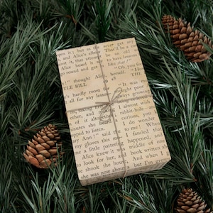 Boekpagina's inpakpapier leesgrage cadeaupapier vintage boek bladen patroon voor lezers fantasie romantiek en esthetische geschenken afbeelding 1