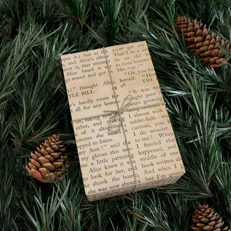 Boekpagina's inpakpapier leesgrage cadeaupapier vintage boek bladen patroon voor lezers fantasie romantiek en esthetische geschenken afbeelding 1