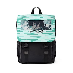 Op de afbeelding: Zwarte rugzak met een lichtblauwe flap met een anime-achtige illustratie van een personage met lang zwart haar en blauwe ogen. De naam "MATHIAS" is groen gedrukt. De rugzak heeft zwarte banden en gespen.