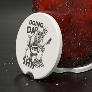Posavasos para coche con texto "Doing Dad shit", regalo divertido, regalo para un amigo, regalo para mamá, accesorio para el coche, posavasos con letras retro, regalo de Navidad, posavasos absorbente
