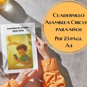 Puede incluir: Un folleto blanco tamaño A4 con el texto "Asamblea de circuito 2025-2026" y una ilustración de un niño de dibujos animados. El folleto está sostenido por manos sobre una superficie gris. Un círculo amarillo con texto en español está en el fondo.