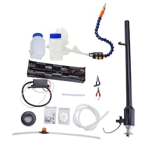 Puede incluir: Un conjunto de componentes mecánicos, que incluyen botellas de plástico transparente con tapas azules, un soporte de batería negro, una manguera azul flexible y un tubo largo negro. También se incluyen pequeñas bolsas de hardware, un componente circular negro y tubos transparentes.