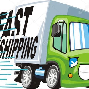 Könnte beinhalten: Ein grüner Cartoon-LKW mit einem lächelnden Gesicht und großen weißen Augen, der einen weißen Frachtkasten mit dem schwarzen Text FAST SHIPPING an der Seite aufweist. Der LKW ist mit blauen Bewegungslinien dargestellt, um Geschwindigkeit anzuzeigen.