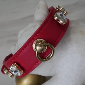 Collar para perro de cuero premium elegante con detalles de corazones