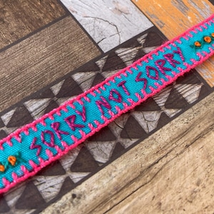 Pulsera de tela azul, bordada a mano, llamativa y colorida. Con un pequeño dije de estrella.
