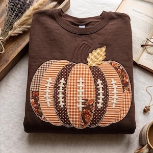 Sudadera de fútbol con estampado de retazos y calabazas para otoño, sudadera de cuello redondo con apliques para el día del partido de otoño, jersey rústico para Acción de Gracias.