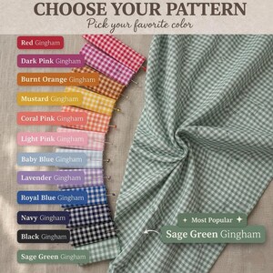 Op de afbeelding: Een collectie stoffen stalen met diverse gingham patronen in rood, donkerroze, gebrand oranje, mosterdgeel, koraalroze, lichtroze, babyblauw, lavendel, koningsblauw, marineblauw, zwart en saliegroen, met een grote lap in saliegroen.