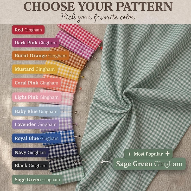 Op de afbeelding: Een collectie stoffen stalen met diverse gingham patronen in rood, donkerroze, gebrand oranje, mosterdgeel, koraalroze, lichtroze, babyblauw, lavendel, koningsblauw, marineblauw, zwart en saliegroen, met een grote lap in saliegroen.