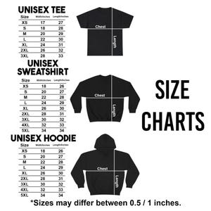 Op de afbeelding: Een maattabel voor unisex kleding met een t-shirt, sweatshirt en hoodie. Elk gedeelte bevat een tabel met breedte- en lengtematen in inches voor de maten XS tot 5XL, naast diagrammen die de borst- en lengtelijnen van de kledingstukken tonen.