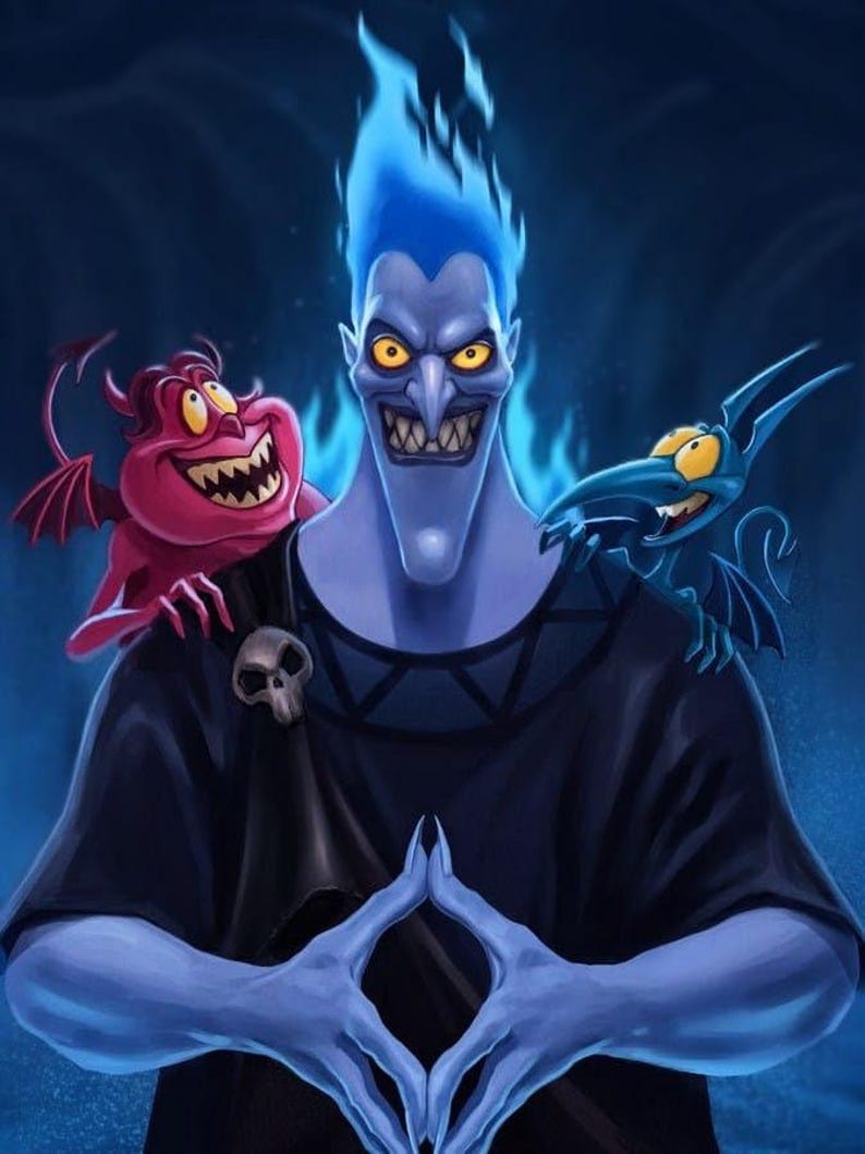 Pu&ograve; includere: Illustrazione di Ade, un personaggio dalla pelle blu con fiamme blu come capelli, affiancato da due scagnozzi dei cartoni animati. Ade indossa una tunica nera e ha occhi gialli e un sorriso sinistro. Lo sfondo &egrave; blu scuro.