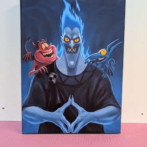 Pu&ograve; includere: Stampa su tela raffigurante un personaggio dalla pelle blu con capelli blu fiammeggianti e occhi gialli. Due creature simili a cartoni animati affiancano la figura centrale. L'opera &egrave; ambientata su uno sfondo blu scuro, con la figura centrale che indossa un indumento nero.