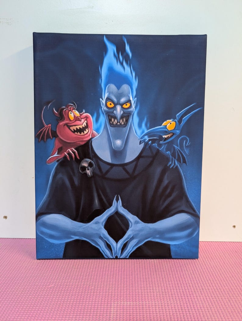 Pu&ograve; includere: Stampa su tela raffigurante un personaggio dalla pelle blu con capelli blu fiammeggianti e occhi gialli. Due creature simili a cartoni animati affiancano la figura centrale. L'opera &egrave; ambientata su uno sfondo blu scuro, con la figura centrale che indossa un indumento nero.