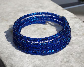Pulsera de alambre con memoria y cuentas checas azules: Envoltura en espiral de 4 capas