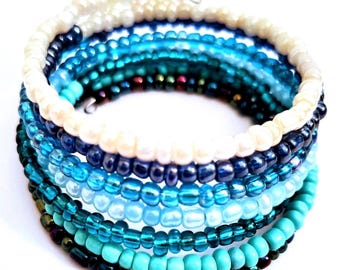 Pulsera de alambre con memoria y cuentas de vidrio multicolor - Brazalete apilable / Pulsera informal