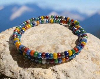 Pulsera de alambre con cuentas checas arcoíris: Joyería colorida de verano