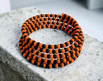 Pulsera de cuentas checas naranjas y negras: brazalete expandible con alambre de memoria