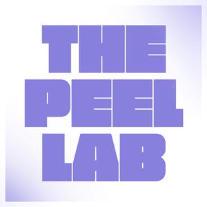 Pode incluir: As palavras "THE PEEL LAB" s&atilde;o exibidas em letras de bloco grandes, em negrito, na cor lavanda, contra um fundo branco e gradiente roxo claro. O texto est&aacute; centralizado e ocupa a maior parte da imagem.
