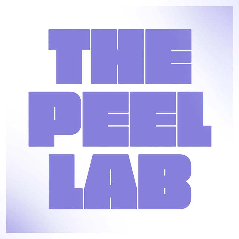 Pode incluir: As palavras "THE PEEL LAB" s&atilde;o exibidas em letras de bloco grandes, em negrito, na cor lavanda, contra um fundo branco e gradiente roxo claro. O texto est&aacute; centralizado e ocupa a maior parte da imagem.