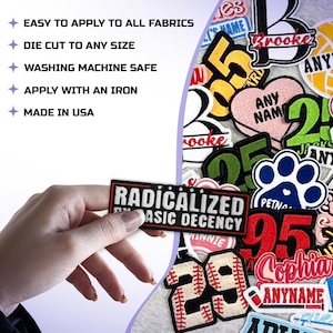 K&ouml;nnte beinhalten: Eine Sammlung von aufgestickten Aufn&auml;hern in verschiedenen Formen und Farben. Ein Aufn&auml;her zeigt "RADICALIZED BASIC DECENCY" in wei&szlig;er Schrift auf schwarzem Hintergrund. Weitere Aufn&auml;her zeigen Zahlen, Namen und einen Pfotenabdruck.