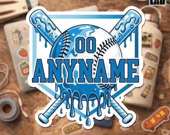 Pode incluir: Um autocolante azul e branco com tema de basebol com o texto "00 ANYNAME" e bastões cruzados. O autocolante tem um design gotejante e as palavras "WATERPROOF DIE-CUT STICKERS" e "CUSTOM PORTRAITS & PLAYFUL, POSITIVE STICKER ART".
