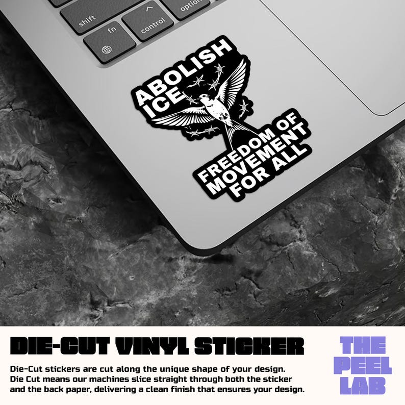 Pu&ograve; includere: Un adesivo in vinile fustellato in bianco e nero con il testo "ABOLISH ICE" e "FREEDOM OF MOVEMENT FOR ALL". L'adesivo presenta una grafica di un uccello. L'adesivo &egrave; su un laptop.