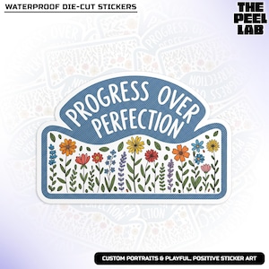 Puede incluir: Una pegatina troquelada con el texto "PROGRESS OVER PERFECTION" en blanco sobre un fondo azul. La pegatina presenta un borde floral con flores coloridas. El texto "WATERPROOF DIE-CUT STICKERS" está en la parte superior.