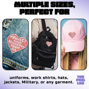 K&ouml;nnte beinhalten: Das Bild zeigt einen herzf&ouml;rmigen Aufn&auml;her mit dem Text "PROTECT YOUR NEIGHBORS FROM ICE" auf einer Jeansjacke, einem schwarzen Rucksack und einer rosa Baseballkappe. Der Text "MULTIPLE SIZES, PERFECT FOR" steht oben, und "Uniformen, Arbeitshemden, H&uuml;te, Jacken, Milit&auml;r oder jedes Kleidungsst&uuml;ck" steht unten.