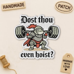 Peut inclure: Écusson brodé représentant un chevalier de dessin animé soulevant une barre, avec le texte "Dost thou even hoist?" dans une police médiévale. Le chevalier porte une armure argentée et une cape rouge. Les mots "handmade" et "patch" entourent l'écusson.