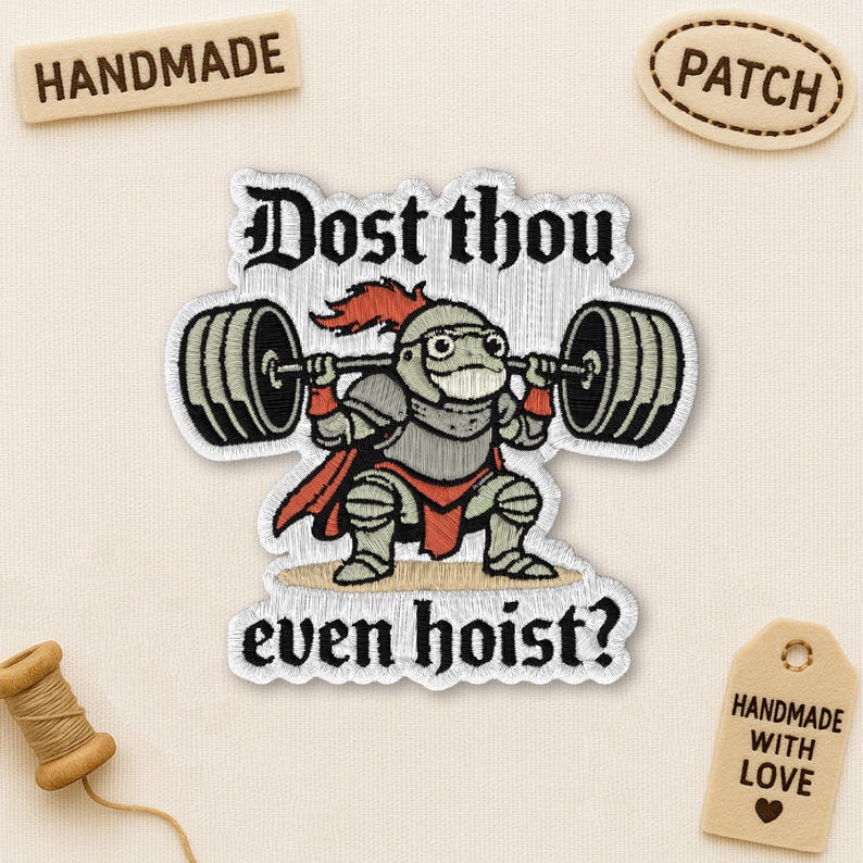 Puede incluir: Parche bordado con un caballero de dibujos animados levantando una barra, con el texto "Dost thou even hoist?" en una fuente medieval. El caballero lleva una armadura plateada y una capa roja. Las palabras "handmade" y "patch" rodean el parche.