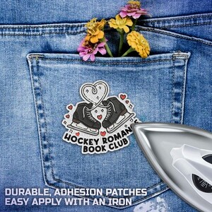 Puede incluir: Un bolsillo de mezclilla con un parche de patines de hielo, corazones y el texto "Hockey Roman Book Club". Hay una plancha al lado. El texto "Durable, Adhesion Patches, Easy Apply With An Iron" est&aacute; en la parte inferior. Hay flores en el bolsillo.