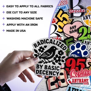 Pode incluir: Uma cole&ccedil;&atilde;o de patches bordados com v&aacute;rios designs e texto. Um patch apresenta um p&aacute;ssaro preto e as palavras "RADICALIZED BY BASIC DECENCY". Outros patches incluem nomes, n&uacute;meros e uma pegada. A imagem tamb&eacute;m inclui o texto: "EASY TO APPLY TO ALL FABRICS."