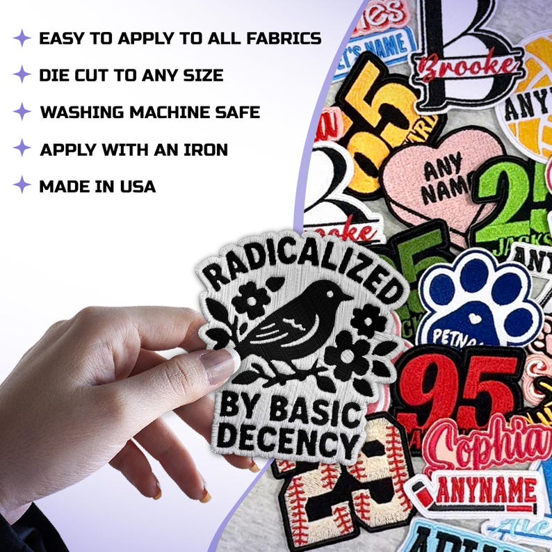 Pode incluir: Uma cole&ccedil;&atilde;o de patches bordados com v&aacute;rios designs e texto. Um patch apresenta um p&aacute;ssaro preto e as palavras "RADICALIZED BY BASIC DECENCY". Outros patches incluem nomes, n&uacute;meros e uma pegada. A imagem tamb&eacute;m inclui o texto: "EASY TO APPLY TO ALL FABRICS."
