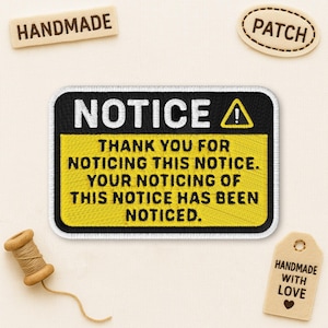 Peut inclure: Écusson brodé avec le mot « NOTICE » en blanc sur fond noir, avec un panneau jaune contenant du texte. L'écusson comprend le texte : « MERCI D'AVOIR REMARQUÉ CET AVIS. VOTRE REMARQUE DE CET AVIS A ÉTÉ REMARQUÉE. »