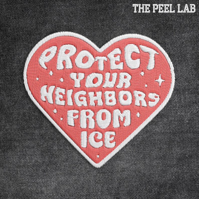 K&ouml;nnte beinhalten: Gestickter Aufn&auml;her in Herzform mit dem Text "PROTECT YOUR NEIGHBORS FROM ICE" in wei&szlig;er Schrift. Das Herz ist rot mit wei&szlig;em Rand, vor dunklem grauem Stoff. Der Text "THE PEEL LAB" befindet sich oben.