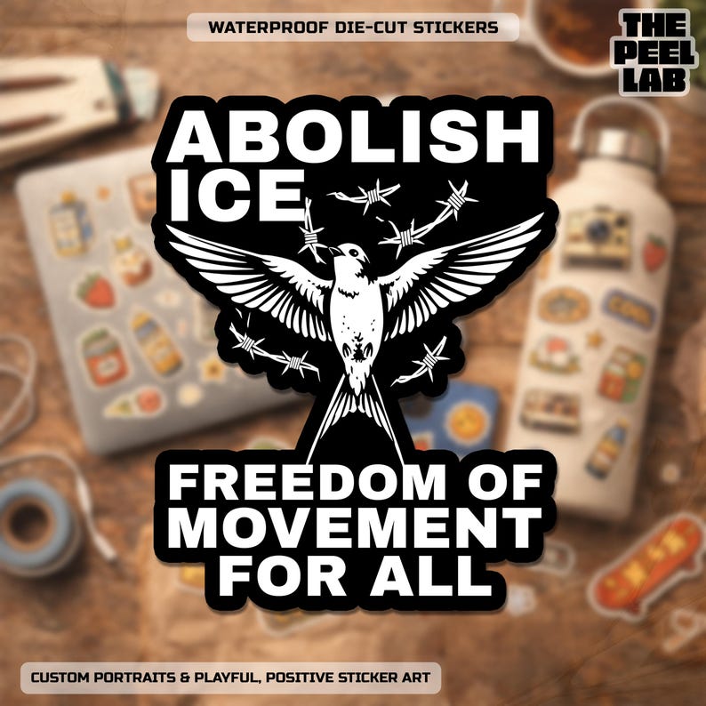 Pu&ograve; includere: Adesivo fustellato in bianco e nero con la scritta "ABOLISH ICE" sopra una grafica di un uccello con filo spinato e la scritta "FREEDOM OF MOVEMENT FOR ALL". Il logo The Peel Lab &egrave; visibile. L'adesivo &egrave; circondato da altri adesivi.