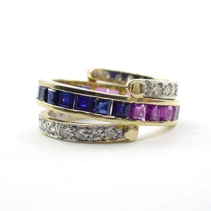 Raro e iconico anello vintage a fascia eternity "ribaltabile" con diamanti, zaffiri e rubini.