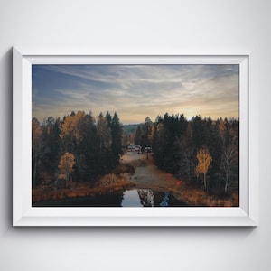 Schwedische Hütte Wand Kunst, Herbst Wald Landschaft Druck, Sonnenuntergang Natur Fotografie, skandinavisches Wohndekor, Herbst See Blick Poster