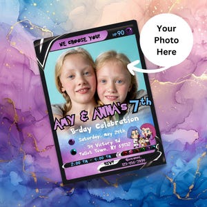 Op de afbeelding: Een paarse en blauwe Pokemon-thema verjaardagsuitnodiging met een foto van twee meisjes. De uitnodiging zegt "Amy & Anna's 7th B-day Celebration" en bevat de datum, tijd, locatie en RSVP-informatie.